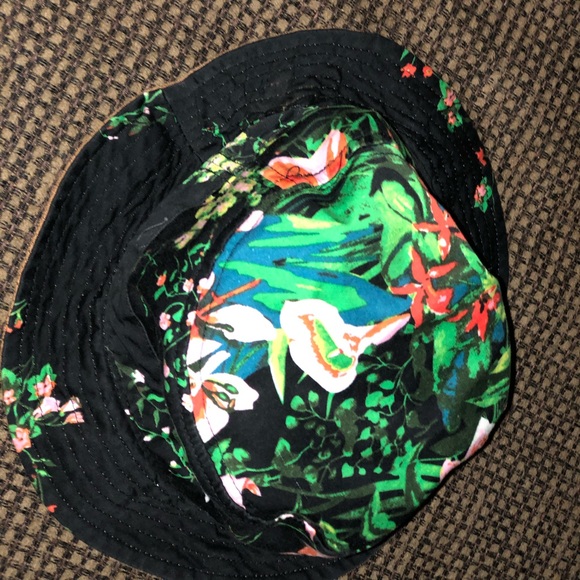 Floral bucket hat. - Picture 3 of 5
